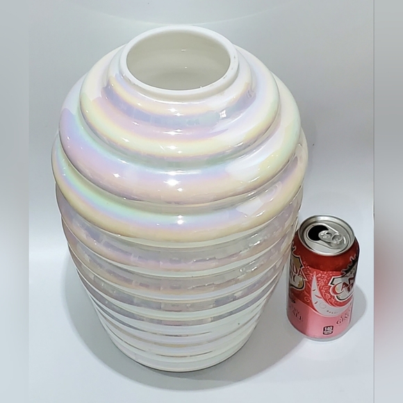 Vntg🤍Large 13" Crisp White Opalescent Irredescent Blown Beehive Glass Vase - Picture 14 of 15